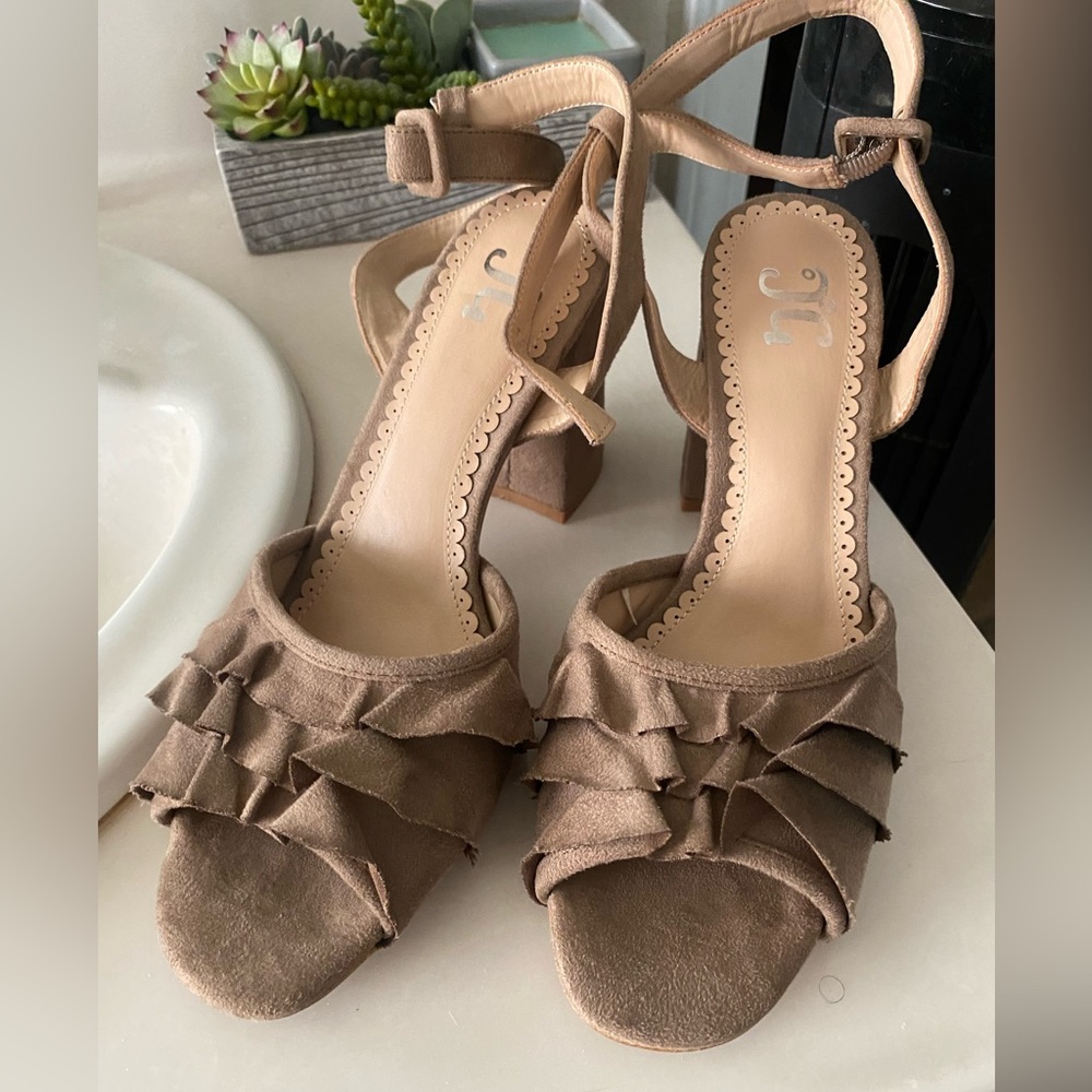 Ruffle pump chunky heal size 8